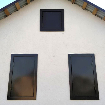 Чёрные сплошные металлические ставни для частного дома