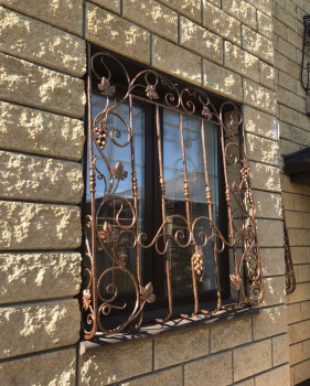 Железная рёшетка золотого цвета